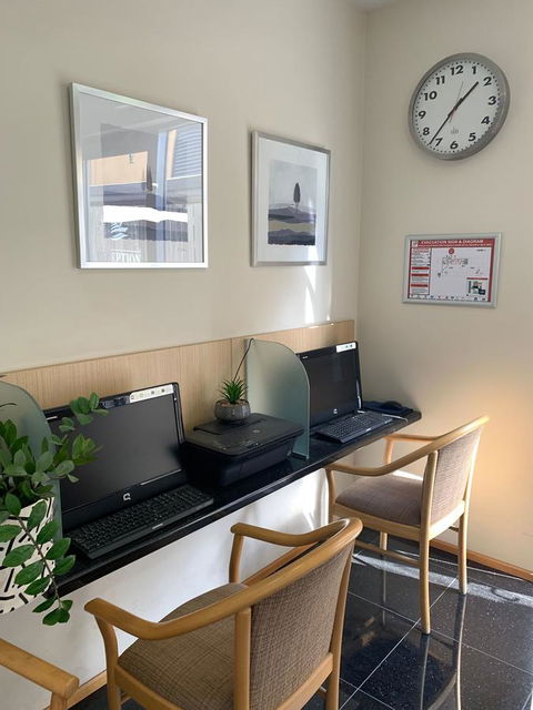 Airport Ascot Motel - Pubs and Clubs 26