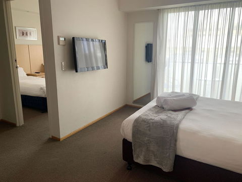 Airport Ascot Motel - Pubs and Clubs 4