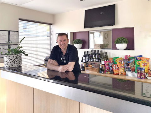 Airport Ascot Motel - Pubs and Clubs 27