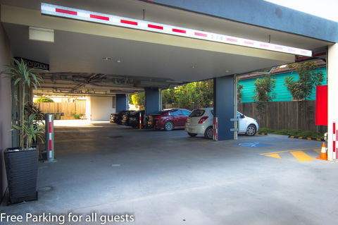 Airport Ascot Motel - Pubs and Clubs 38