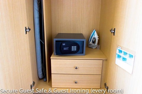 Airport Ascot Motel - Pubs and Clubs 35