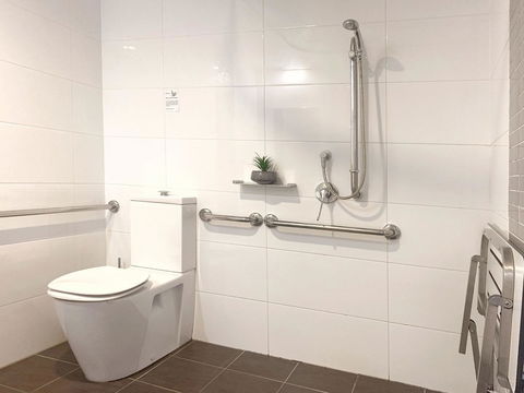 Airport Ascot Motel - Pubs and Clubs 22