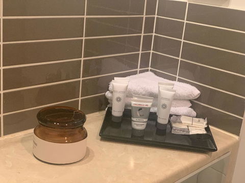 Airport Ascot Motel - Pubs and Clubs 3