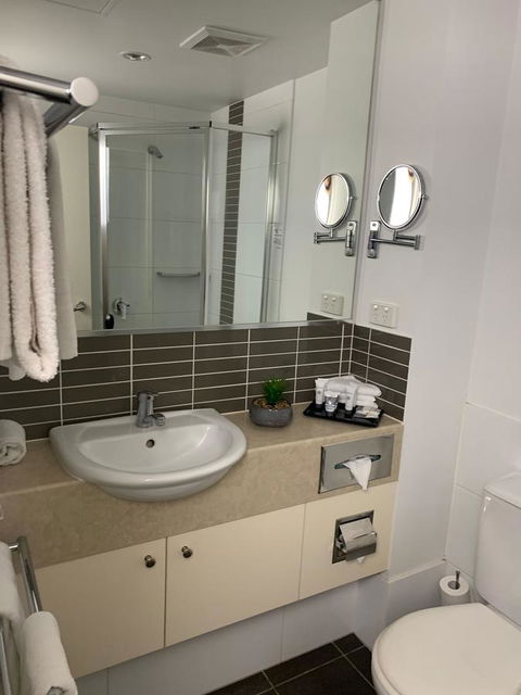 Airport Ascot Motel - Pubs and Clubs 9