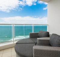 Pacific Views Resort - Pubs and Clubs