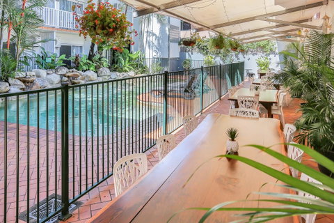 Coral Tree Inn - Pubs and Clubs 4