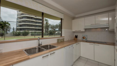 Norfolk Luxury Beachfront Apartments - Pubs and Clubs 9
