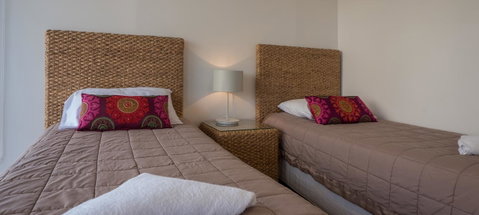 Norfolk Luxury Beachfront Apartments - Pubs and Clubs 32