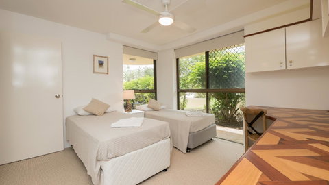 Norfolk Luxury Beachfront Apartments - Pubs and Clubs 19
