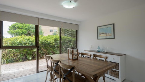 Norfolk Luxury Beachfront Apartments - Pubs and Clubs 13