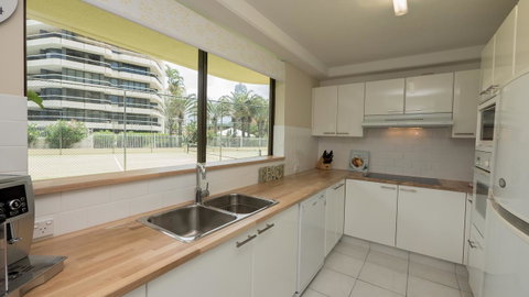 Norfolk Luxury Beachfront Apartments - Pubs and Clubs 21