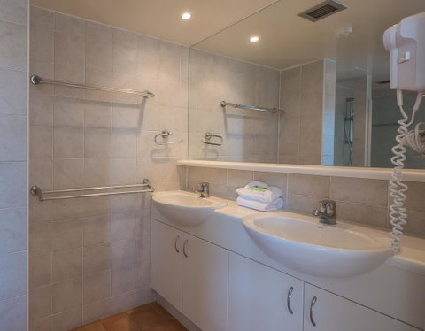Norfolk Luxury Beachfront Apartments - Pubs and Clubs 29
