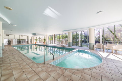 The Meriton Apartments On Main Beach - Pubs and Clubs 0