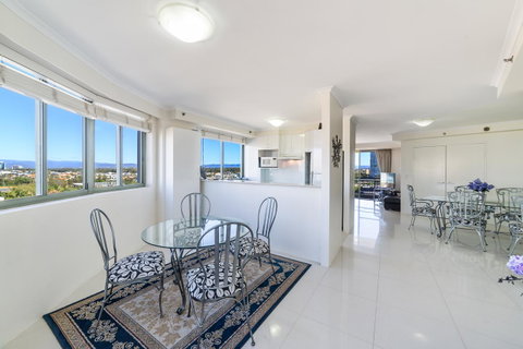 The Meriton Apartments On Main Beach - Pubs and Clubs 15