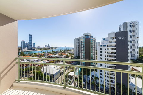 The Meriton Apartments On Main Beach - Pubs and Clubs 7