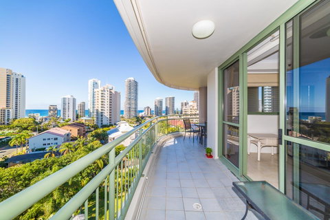 The Meriton Apartments On Main Beach - Pubs and Clubs 24
