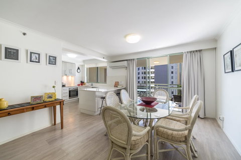 The Meriton Apartments On Main Beach - Pubs and Clubs 2