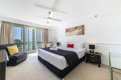 The Meriton Apartments On Main Beach - Pubs and Clubs 1