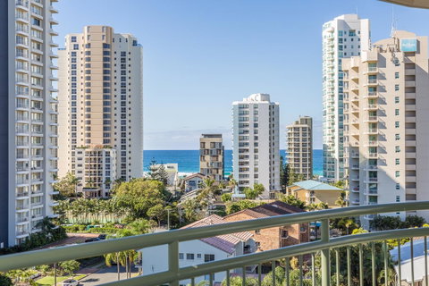 The Meriton Apartments On Main Beach - Pubs and Clubs 21