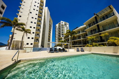 Jack And Newell Holiday Apartments - Go Out 9