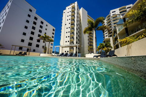 Jack And Newell Holiday Apartments - Go Out 2