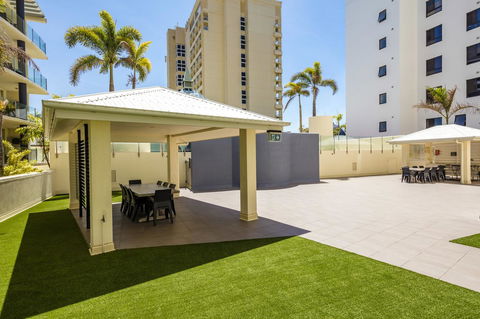 Jack And Newell Holiday Apartments - Go Out 5