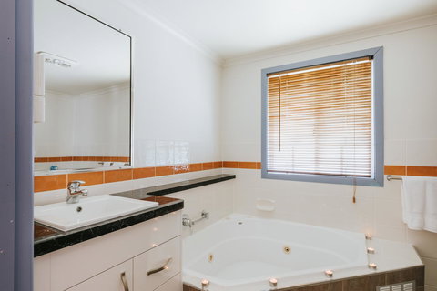 Apple Blossom Cottages - Go Out 9