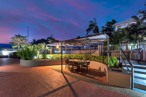 Sunshine Tower Hotel - Pubs and Clubs 15