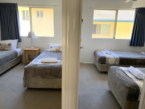 Coolum Beach Getaway Resort - Pubs and Clubs 5