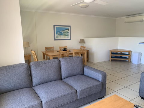 Coolum Beach Getaway Resort - Pubs and Clubs 3