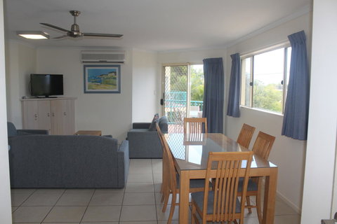 Coolum Beach Getaway Resort - Pubs and Clubs 21