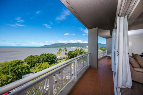 DoubleTree By Hilton Cairns - Go Out 29