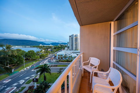DoubleTree By Hilton Cairns - Go Out 25