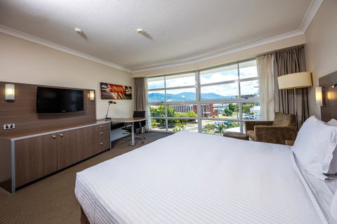 DoubleTree By Hilton Cairns - Go Out 11