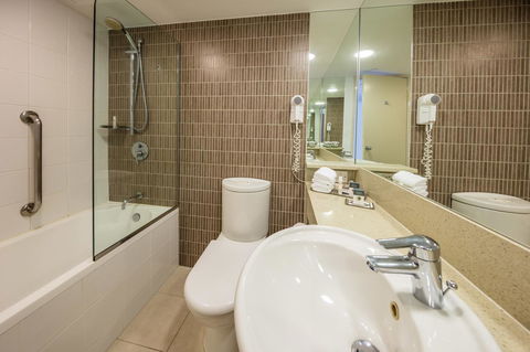 DoubleTree By Hilton Cairns - Go Out 36
