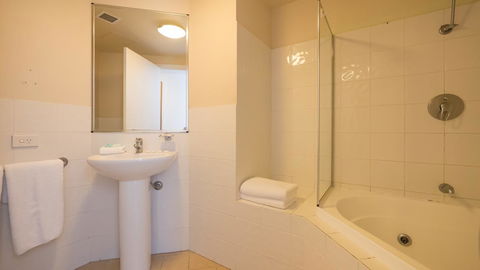 Broadbeach Savannah Resort - Pubs and Clubs 23