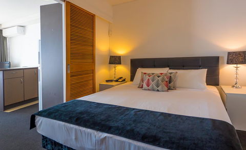 Broadbeach Savannah Resort - Pubs and Clubs 24