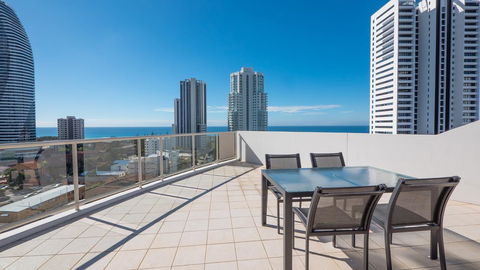 Broadbeach Savannah Resort - Pubs and Clubs 1