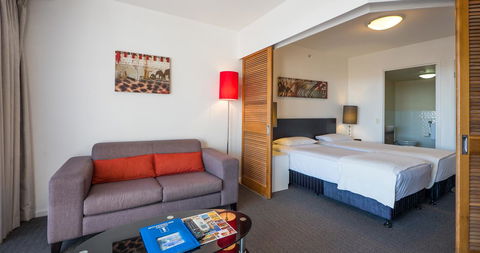 Broadbeach Savannah Resort - Pubs and Clubs 6