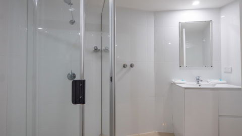Broadbeach Savannah Resort - Pubs and Clubs 8