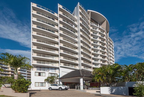 Broadbeach Savannah Resort - Pubs and Clubs 0