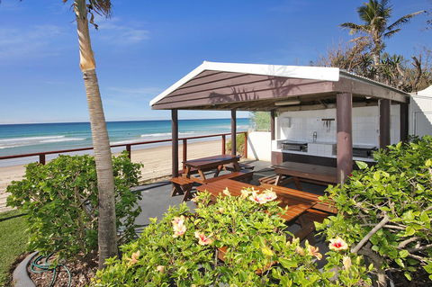 Spindrift On The Beach - Absolute Beachfront - Pubs and Clubs 10