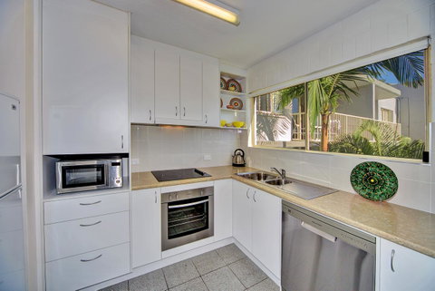 Surf Dance Apartments - Pubs and Clubs 15