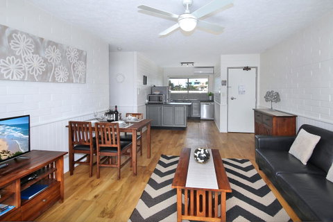 Surf Dance Apartments - Pubs and Clubs 6