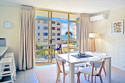 Surf Dance Apartments - Pubs and Clubs 31