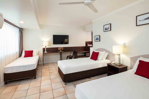 Hides Hotel - Pubs and Clubs 8