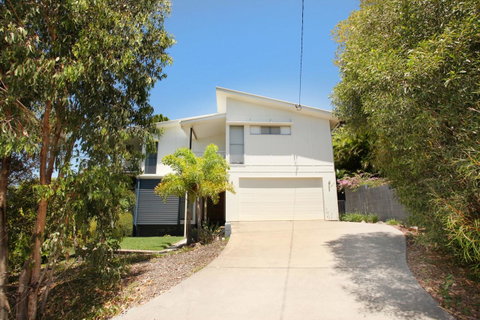 224 Centenary Heights Road Coolum Beach, 500 Dollar Bond, Linen Included - Pubs and Clubs 0