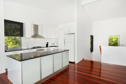 224 Centenary Heights Road Coolum Beach, 500 Dollar Bond, Linen Included - Pubs and Clubs 1