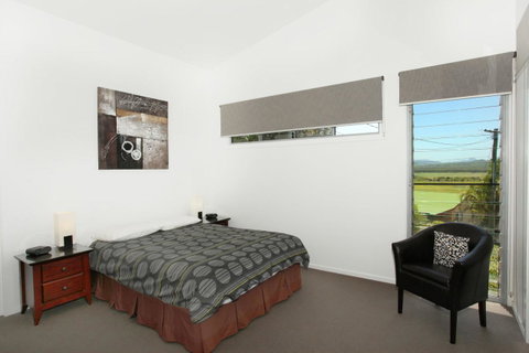 224 Centenary Heights Road Coolum Beach, 500 Dollar Bond, Linen Included - Pubs and Clubs 13
