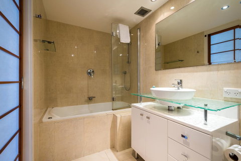 Breakers North Absolute Beachfront Apartments - Official - Pubs and Clubs 5